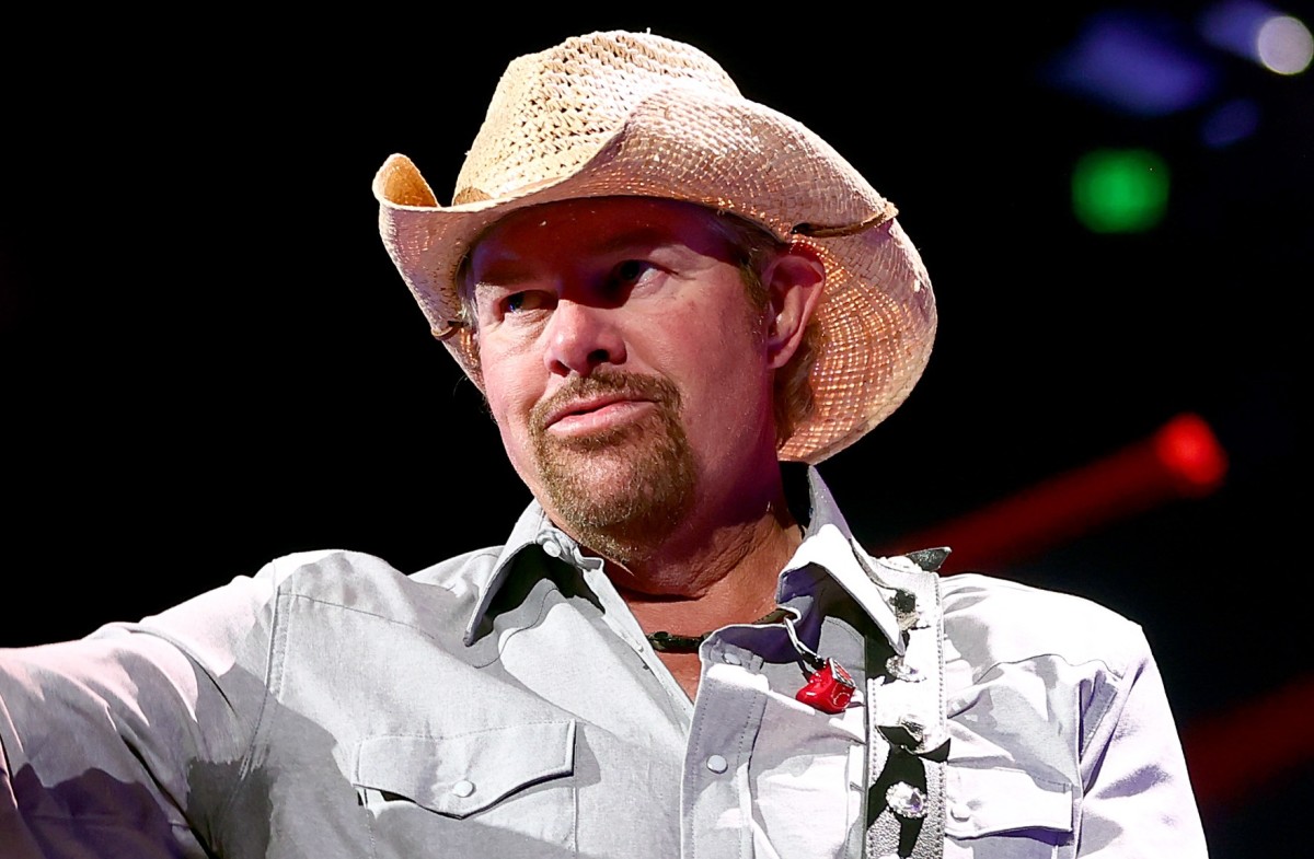 Toby Keith Tribute Leaves Fans 'Bawling' at 2024 CMT Music Awards - Parade
