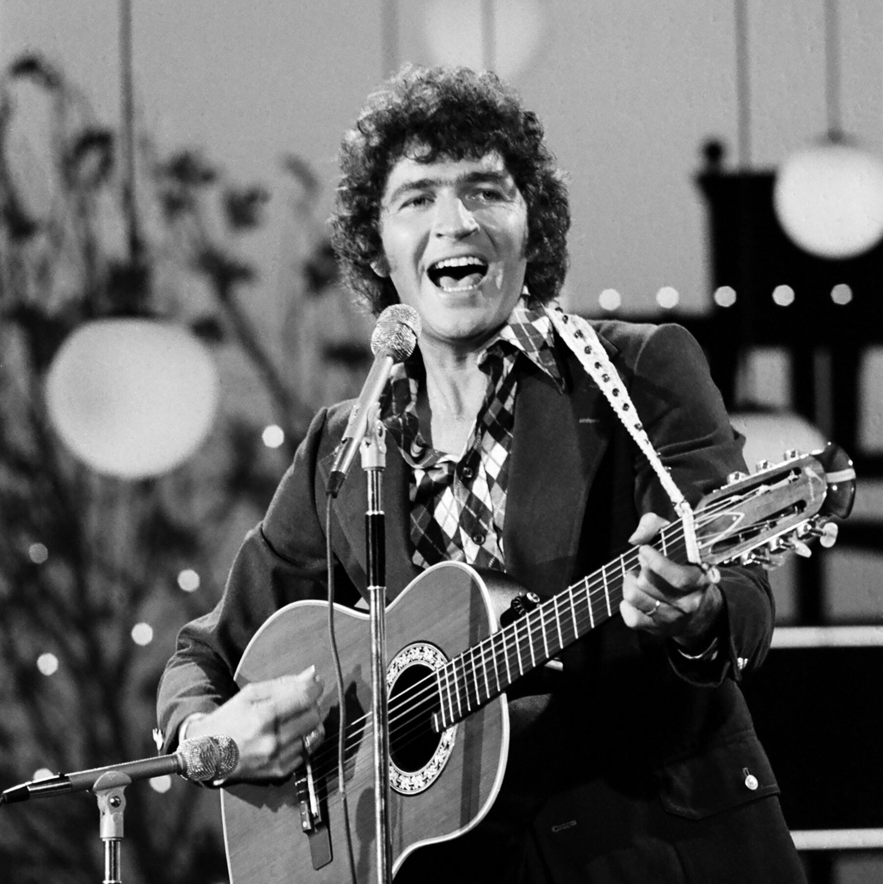 Mac Davis, Pop and Country Singing Star, Is Dead at 78 - The New York Times