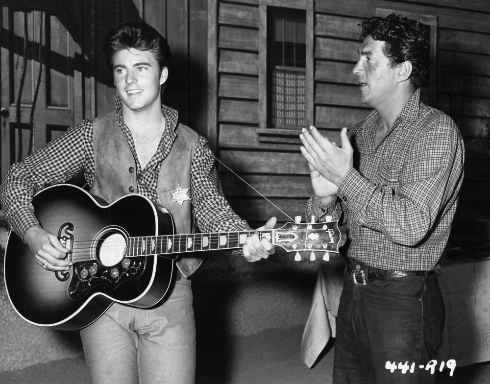 Dean Martin and Ricky Nelson on the set of Rio Bravo Photo Print (10 x 8)