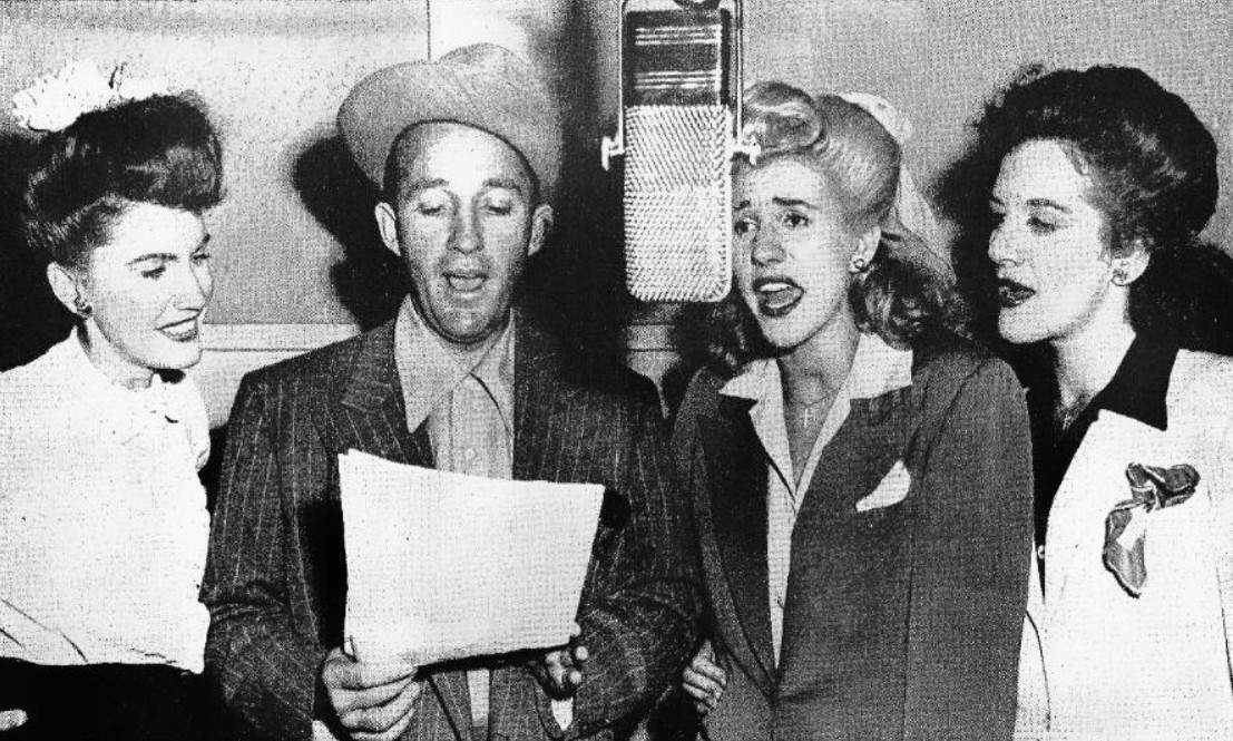 File:Bing Crosby and the Andrews Sisters.jpg - Wikimedia Commons