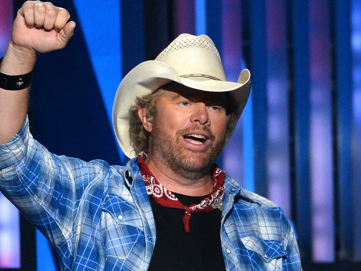 Toby Keith tributes: Country music world grieves singer after he died 'surrounded by family' | The Independent