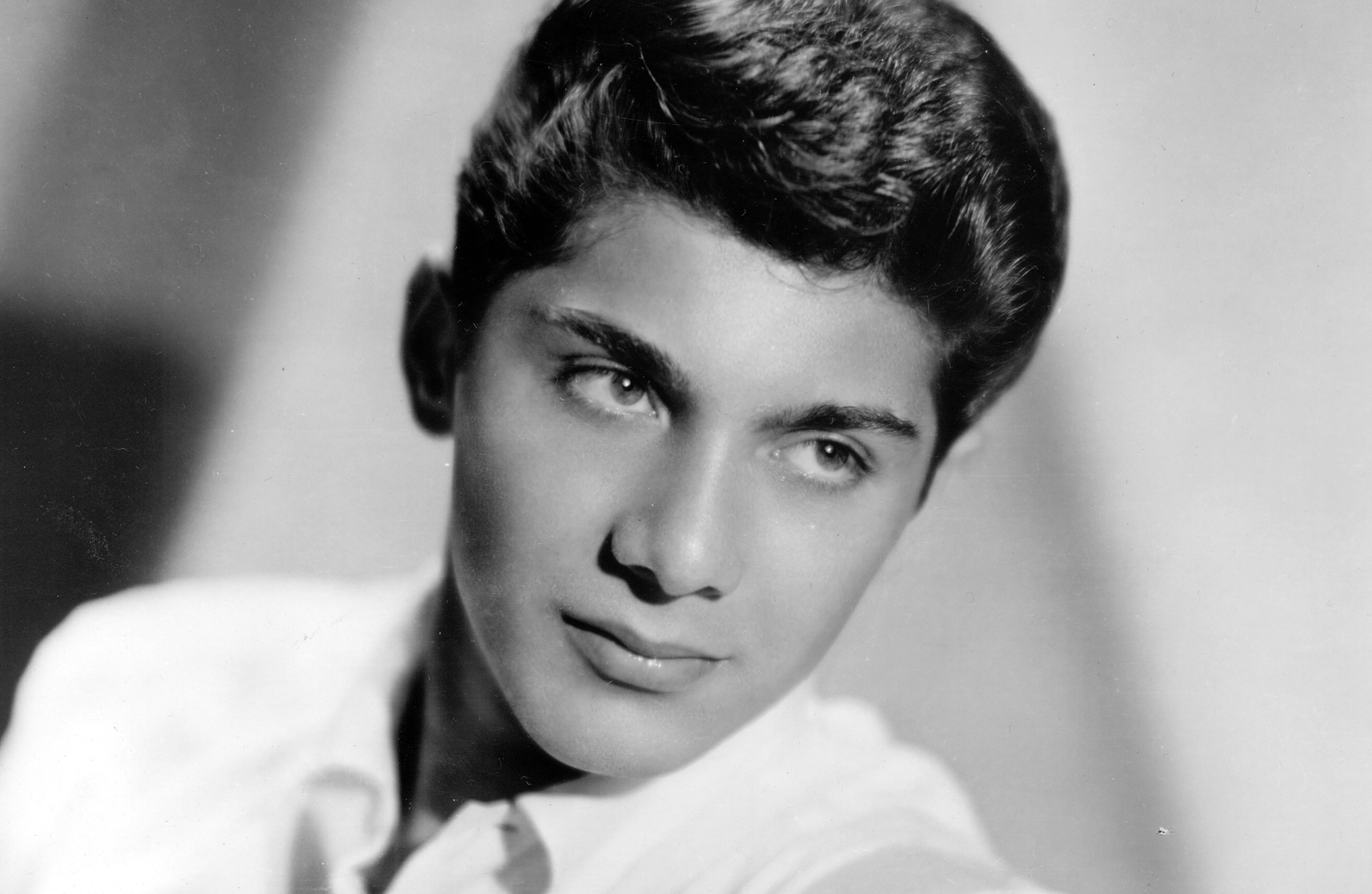 Paul Anka, the 1950s heart-throb that stole all our mother's/grandmother's  hearts : r/OldSchoolCool